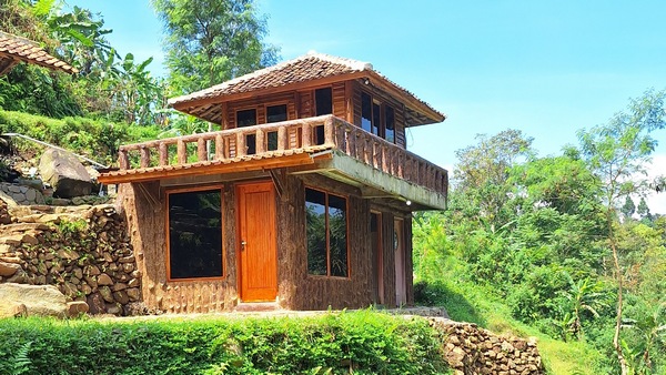 kamar kabin kayu pingir sungai camp nusantara pemandangan pegunungan cidahu