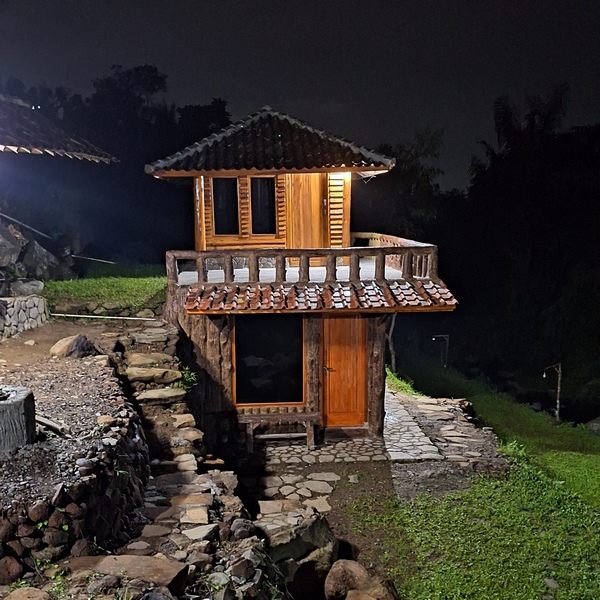 wooden cabin pinggir sungai camp nusantara cidahu