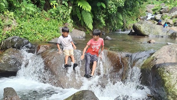 sungai jernih Camp Nusantara Cidahu untuk tempat camping ramah anak