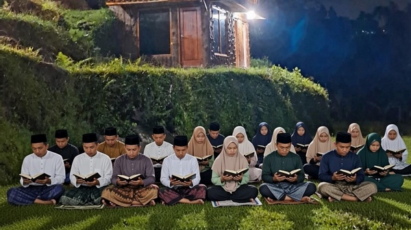 mengaji dan membaca alquran saat camping di Camp Nusantara - camping saat puasa