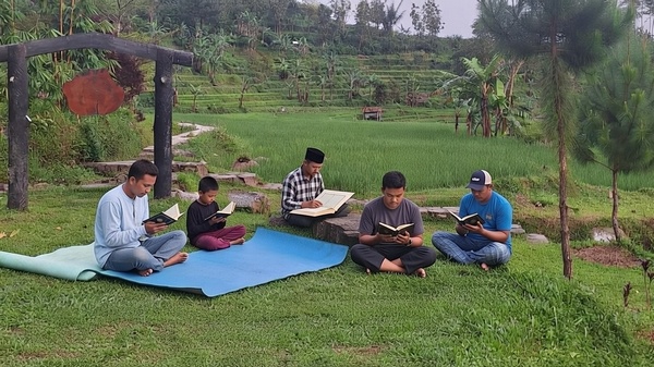 mengaji dan membaca alquran saat camping di bulan puasa di Camp Nusantara Cidahu