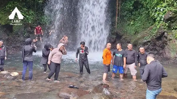 Akses sungai jernih di area Cidahu Camping Camp Nusantara