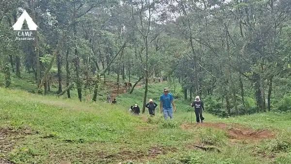 Jalur trekking menuju Kawah Ratu dari lokasi Cidahu Camping Ground