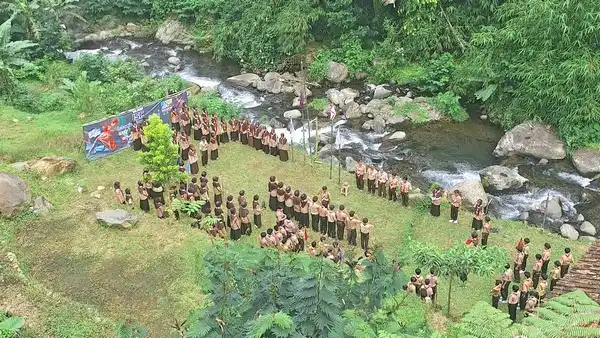 Kegiatan Pramuka dan LDKS siswa sekolah di lapangan utama Camp Nusantara Cidahu Sukabumi