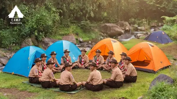 Suasana perkemahan pramuka anak sekolah dasar yang aman dan asri di Camp Nusantara Cidahu